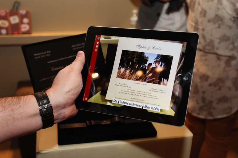 Aplicativo gratuito l&ecirc; c&oacute;digo em convite convencional e automaticamente d&aacute; o play em v&iacute;deo do casal