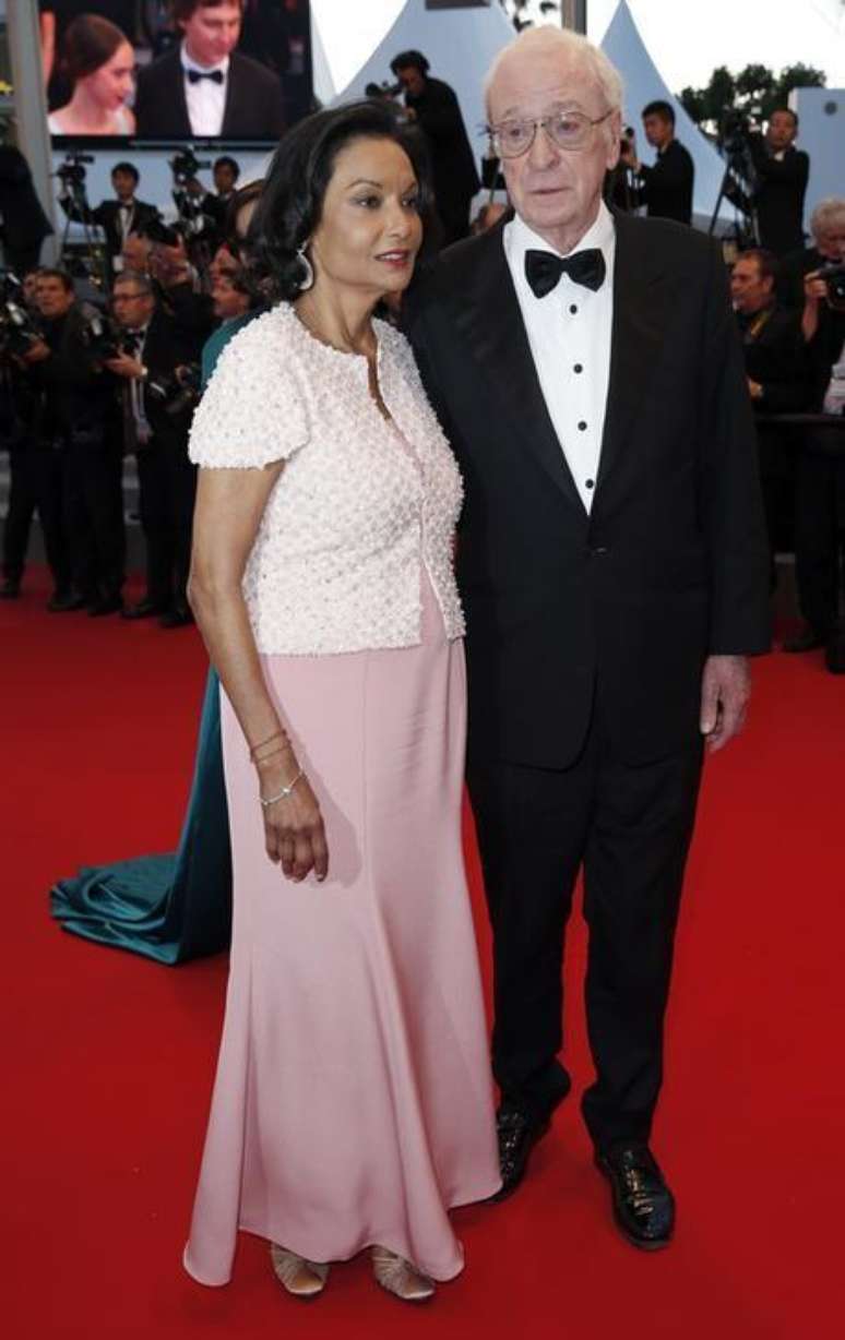 Michael Caine e esposa, Shakira, no tapete vermelho do Festival de Cannes, na França.  20/05/2015