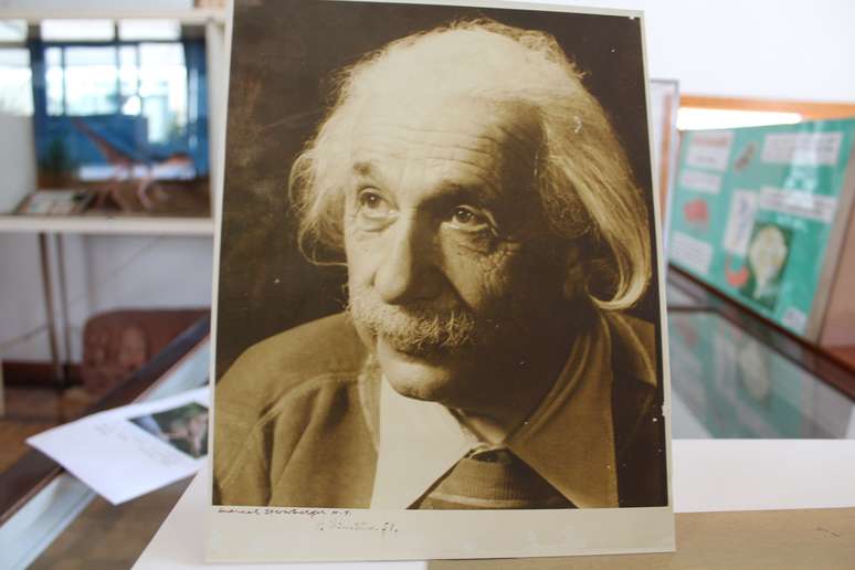 Foto de Einstein que acompanha a carta exposta no museu da escola