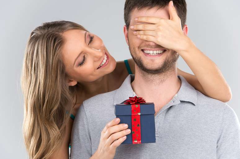 Quando o relacionamento não é oficial, a dúvida de dar ou não um presente no Dia dos Namorados é grande, mas com algumas dicas especiais a indecisão vai embora  