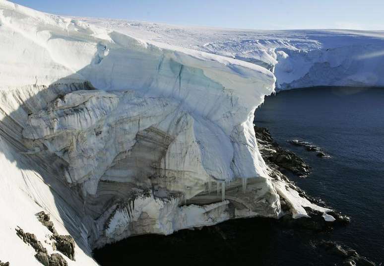 Derretimento de gelo visto na face do penhasco no Landsend, na costa de Cape Denison, na Antártica. 02/01/2010