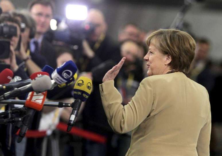 Chanceler alemã, Angela Merkel, passa por jornalistas durante evento em Riga, na Letônia. 22/05/2015