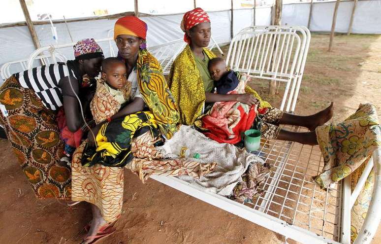 Pacientes refugiados de Burundi aguardam tratamento numa clínica improvisada em Kigoma, no oeste da Tanzânia. 19/05/2015