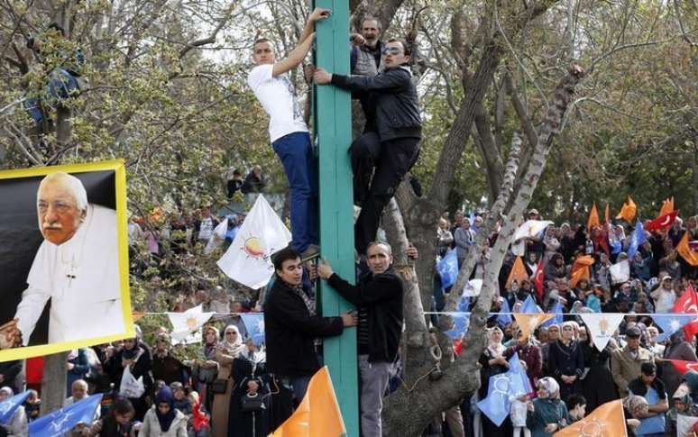 Pôster do clérigo Gulen, como um papa, em manifestação na cidade de Konya 28/3/201