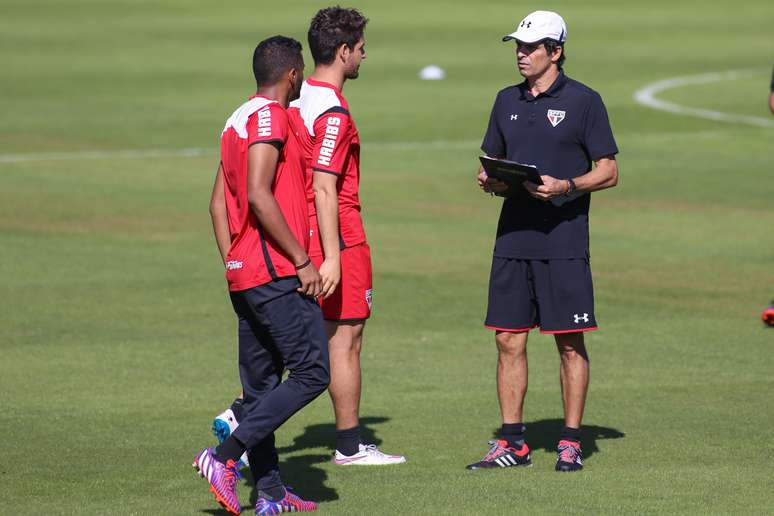 Milton Cruz orienta Pato: escalação só na hora do jogo 