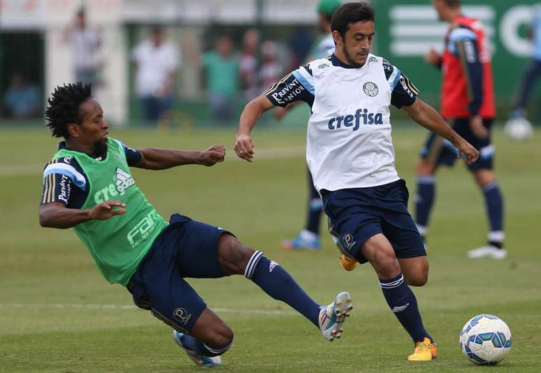 Zé Roberto deve ser titular na lateral. Robinho? Provavelmente ficará na reserva de Arouca