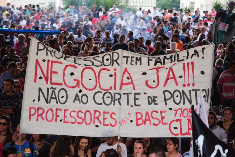 Professores da rede estadual ensino de São Paulo em greve realizam assembleia no MASP, na Avenida Paulista, em São Paulo