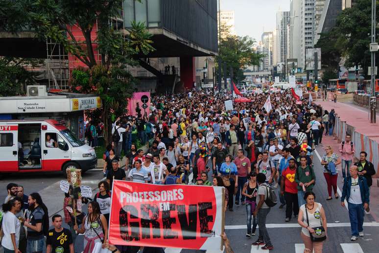 Professores resolveram continuar em greve após assembleia realizada no MASP, na Avenida Paulista