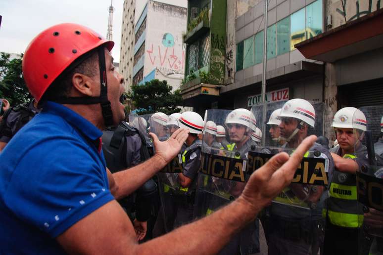 A caminhada dos professores teve um princípio de confusão mas terminou pacificamente