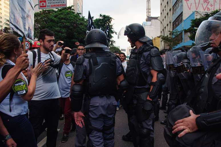 Policiais acompanharam o ato organizado pelos professores das escolas estaduais de São Paulo