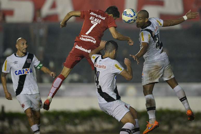 Nilmar teve duas chances e anotou um gol