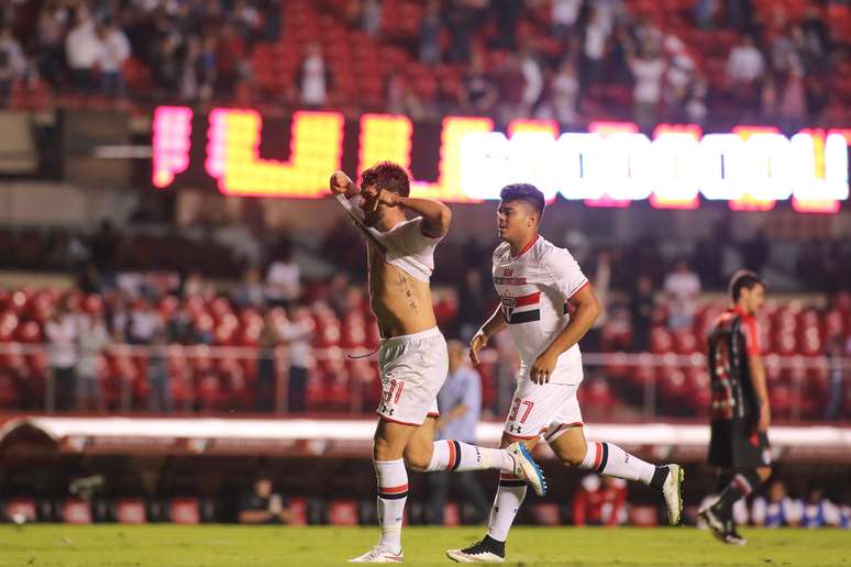 Pato fechou o placar após bela jogada individual