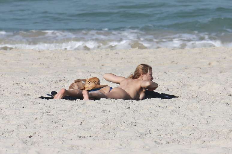 Rita Guedes esteve na praia da Barra da Tijuca, no Rio