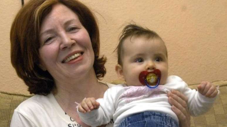 Alemã de 65 anos, mãe de 13 filhos, deu à luz quadrigêmeos 