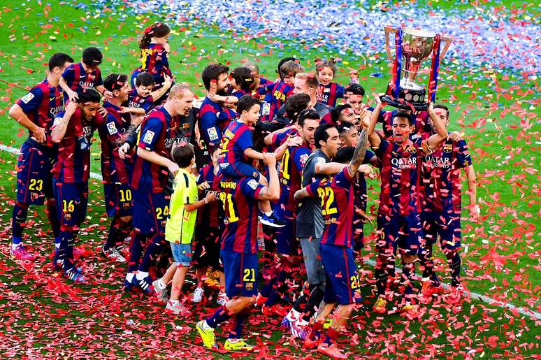 Barcelona fez a festa no Camp Nou com o troféu do Espanhol, que já havia conquistado antecipadamente