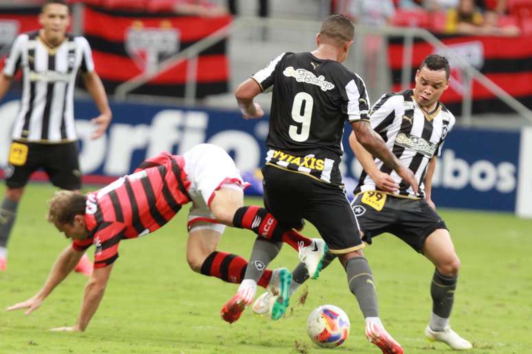 Botafogo criou pouco no primeiro tempo, mas melhorou no segundo