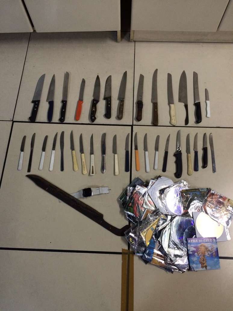 Polícia Civil apreende 34 facas escondidas em pontos da Praça Nossa Senhora do Amparo, no RJ
