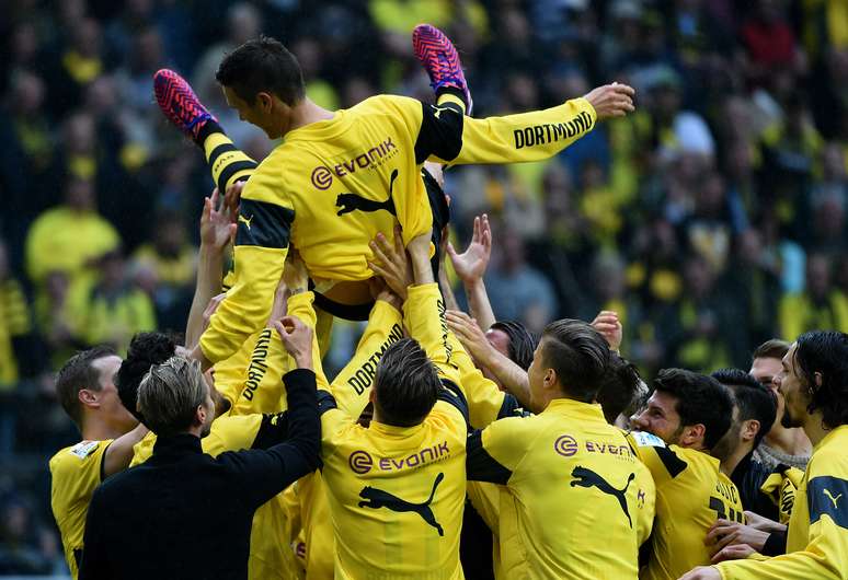 Festa ficou completa em Dortmund com vit&oacute;ria e vaga na Liga Europa