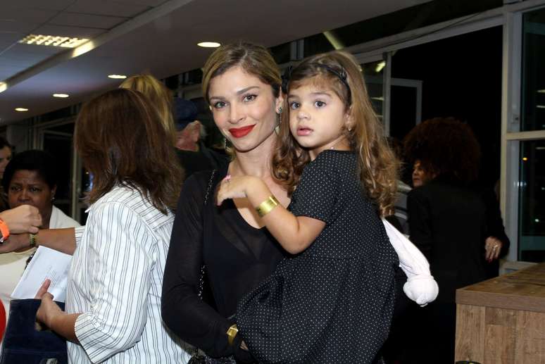 Grazi Massafera leva a filha, Sofia, para ver o musical Disney On Ice: Tesouros Disney, no Rio