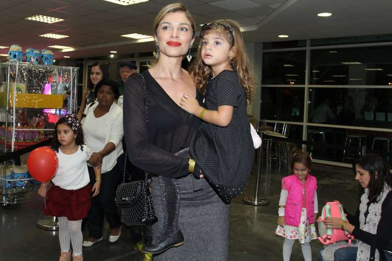 Grazi Massafera leva a filha, Sofia, para ver o musical Disney On Ice: Tesouros Disney, no Rio
