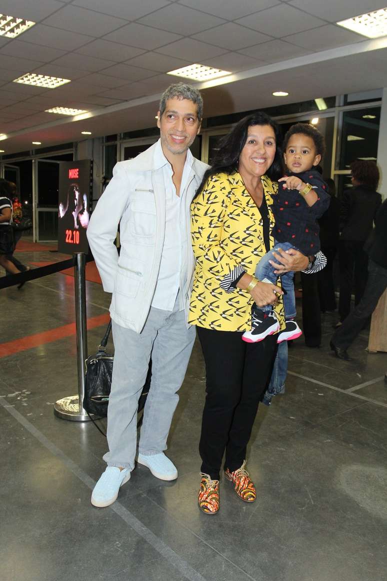 Regina Casé e a família em musical no Rio