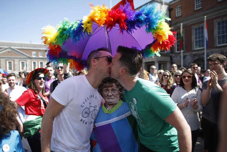 Homens se beijam em comemoração pela aprovação do casamento entre pessoas do mesmo sexo na Irlanda