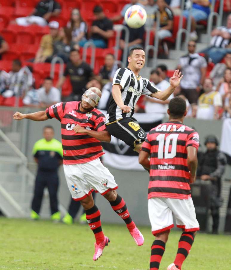 Lulinha disputa bola no alto contra a defesa do Atlético-GO