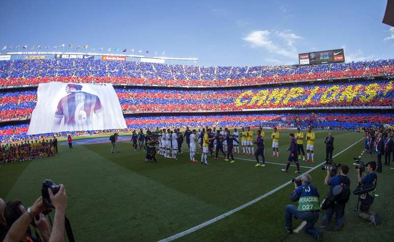 Torcida fez mosaico para os campeões e bandeirão para Xavi no Camp Nou