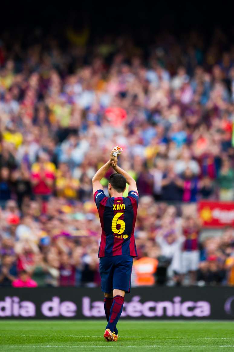 Xavi agradece aos torcedores do Barcelona ao ser substituído na partida
