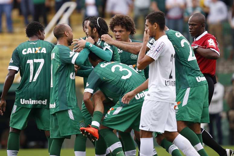 Santistas perderam em Chapecó e deixaram o jogo reclamando da arbitragem