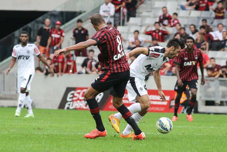 Dátolo não brilhou e saiu reclamando da postura defensiva do Atlético-PR