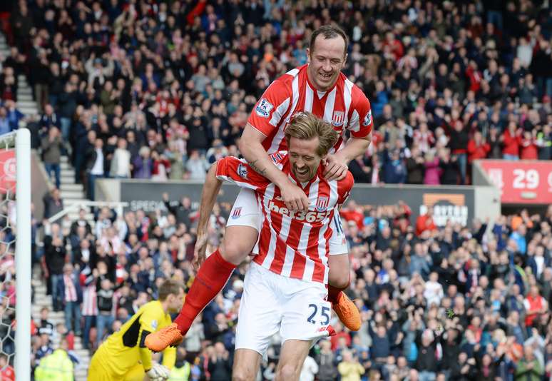 Charlie Adam e Peter Crouch, ambos ex-Liverpool, marcaram contra o antigo clube na goleada do Stoke