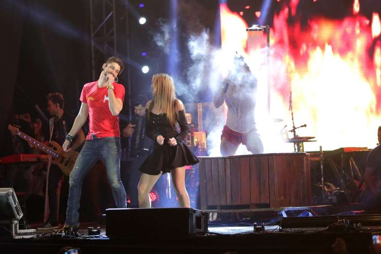 Mariano deu banho em f&atilde; durante festival em Sorocaba, no interior de S&atilde;o Paulo