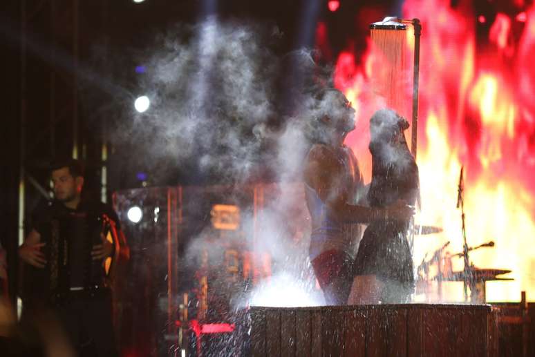 Mariano deu banho em fã durante festival em Sorocaba, no interior de São Paulo