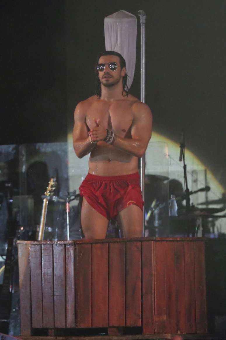 Mariano deu banho em f&atilde; durante festival em Sorocaba, no interior de S&atilde;o Paulo