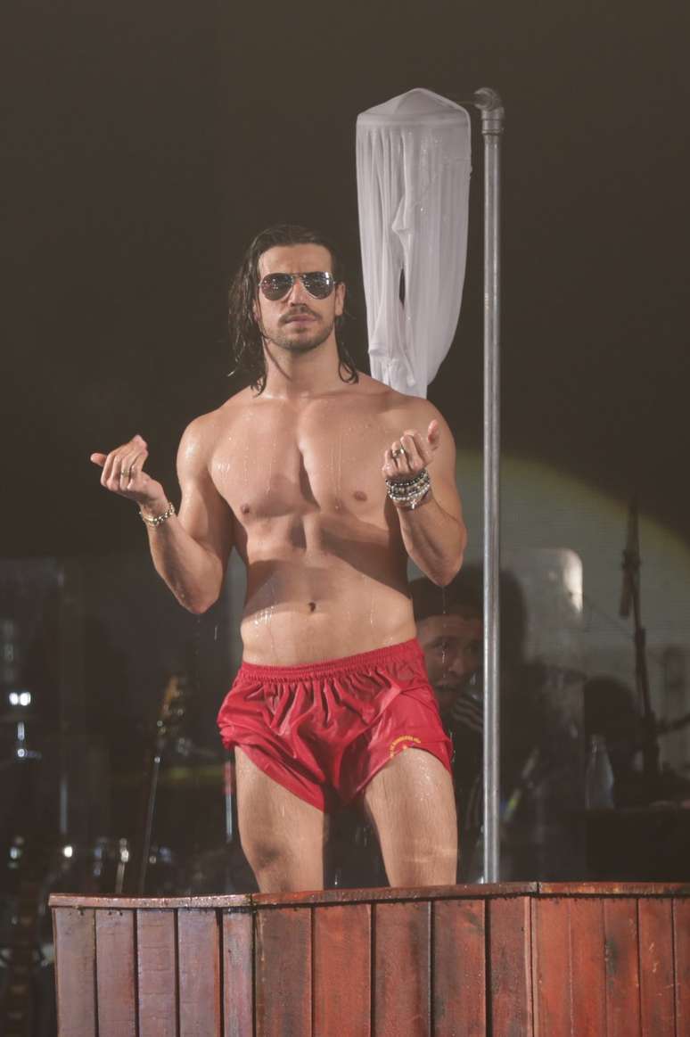 Mariano deu banho em f&atilde; durante festival em Sorocaba, no interior de S&atilde;o Paulo