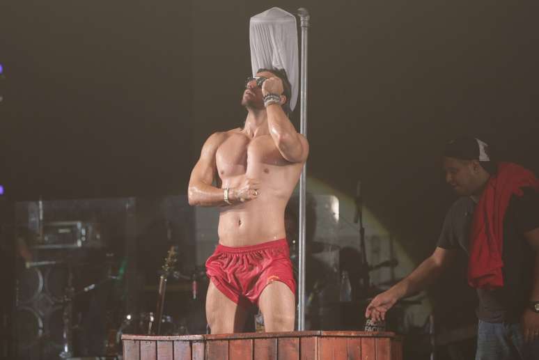 Mariano deu banho em f&atilde; durante festival em Sorocaba, no interior de S&atilde;o Paulo