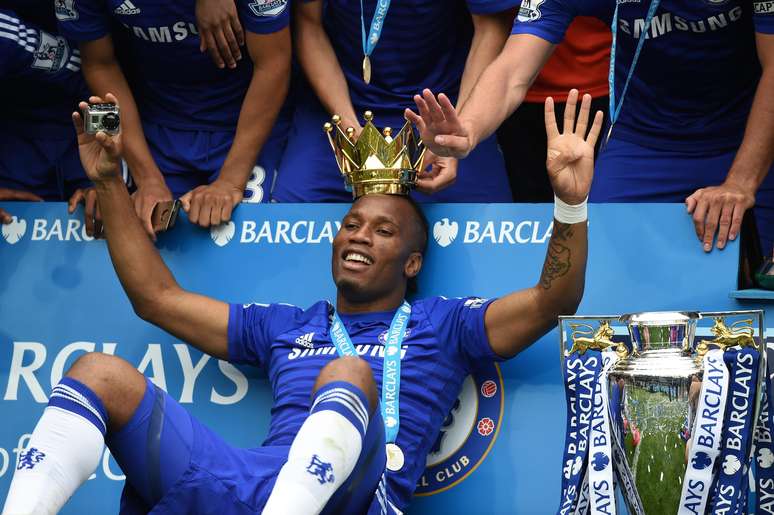 Na comemoração, Drogba foi coroado e fez a festa com a taça do Inglês