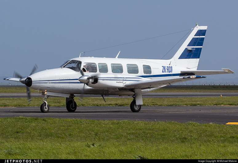 Na imagem, um bimotor Embraer 820C, similar ao que levava Huck e Angélica