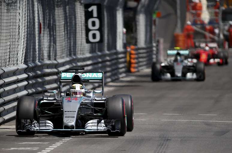 Lewis Hamilton liderou boa parte da prova, mas um erro estratégico no fim custou a vitória