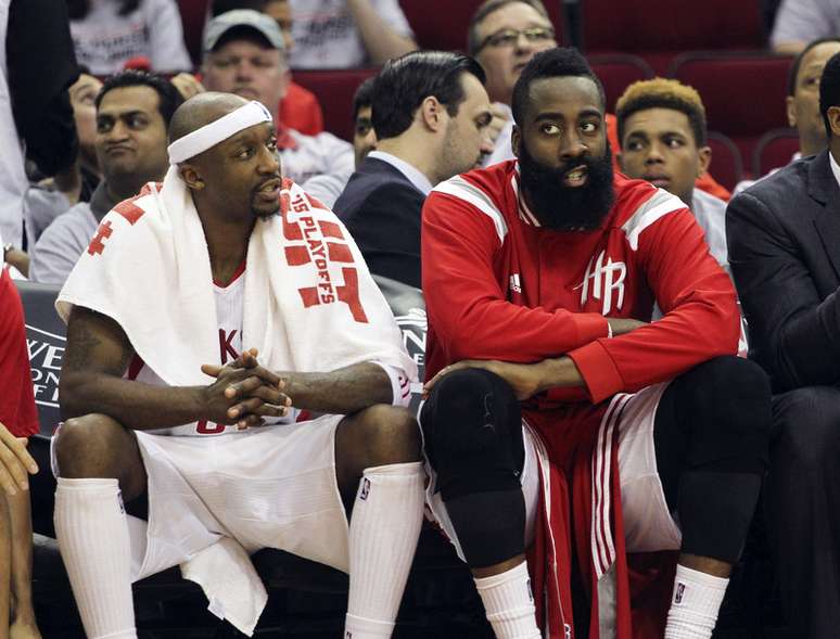 Harden desolado no banco do Rockets... mais uma derrota significará eliminação
