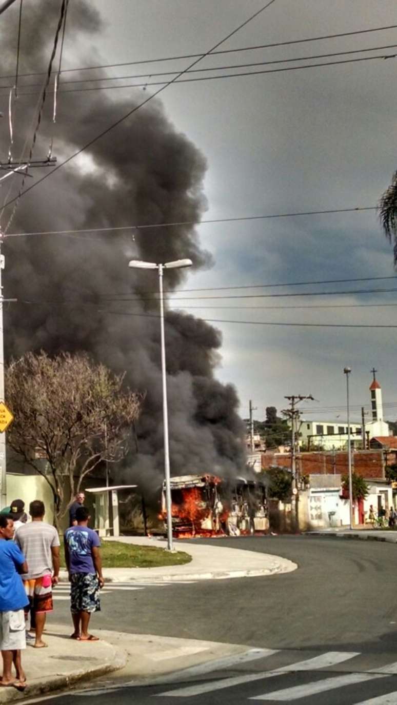 Ônibus foi incendiado por bando no Itaim Paulista, na zona leste de São Paulo