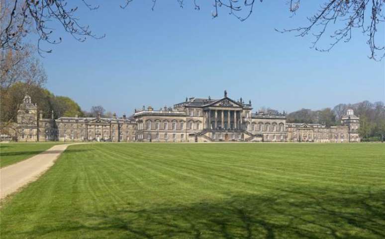 Localizado ao norte de Rotherham, no norte da Inglaterra, o imóvel tem duas vezes o tamanho do Palácio de Buckingham