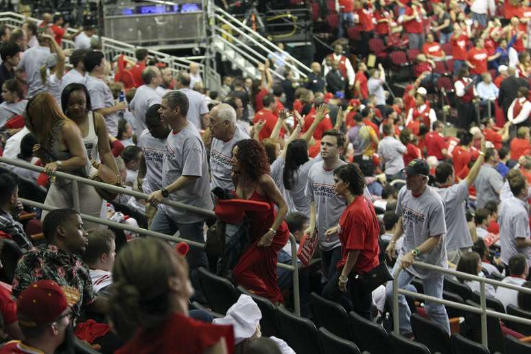 Torcida dos Rockets nem espera o final do jogo para deixar a quadra em Houston