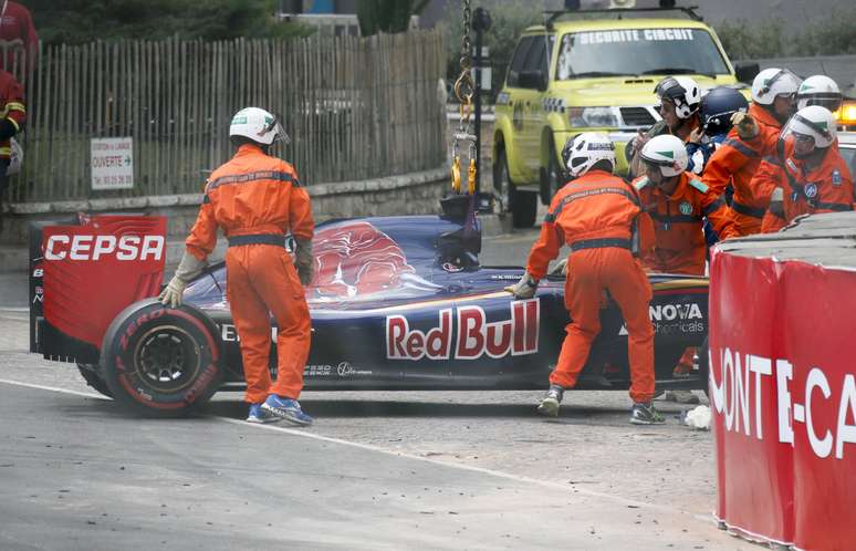 Funcionários retiram carro da Toro Rosso após acidente