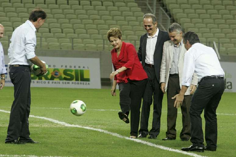 A presidente Dilma Rousseff (PT) inaugura o novo estádio Castelão, em Fortaleza (CE), em dezembro de 2012