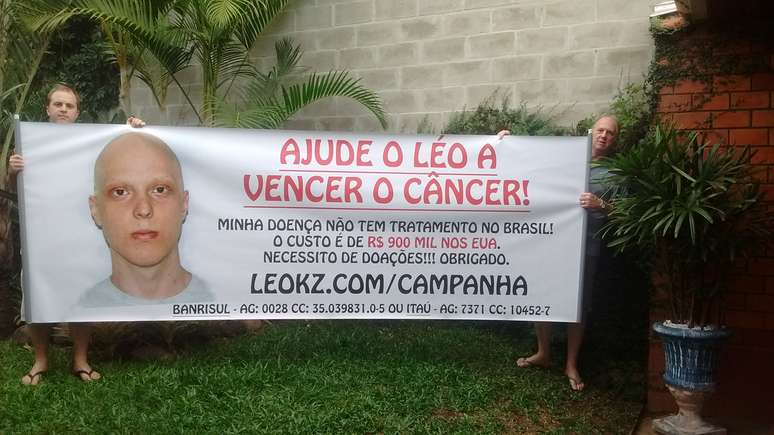 Familiares de Leonardo Konarzewski exibem faixa com pedido de ajuda para custeio de tratamento contra o câncer