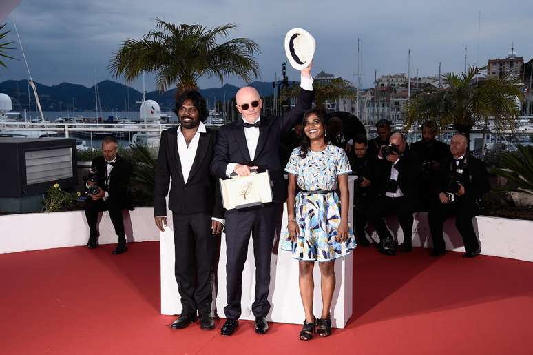 Jacques Audiard, diretor do filme &#039;Dheepan&#039;, segura prêmio ao lado de elenco em Cannes