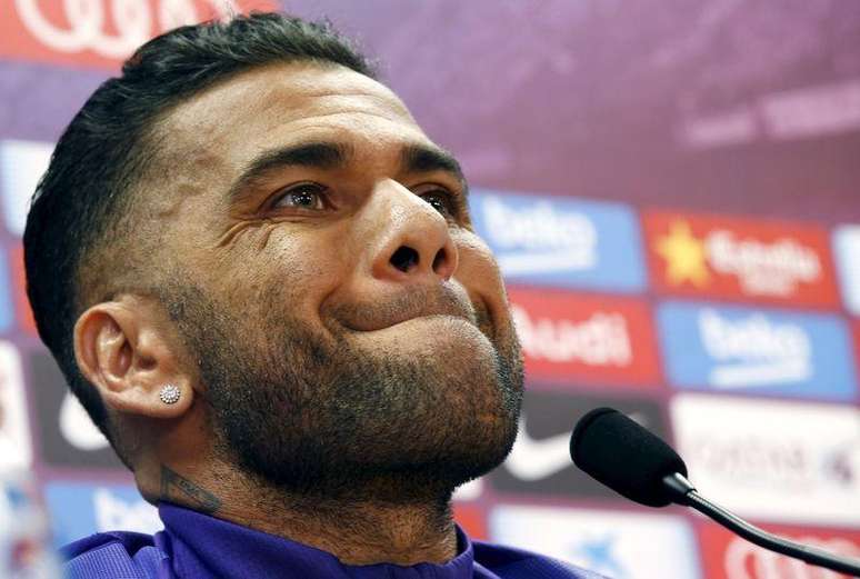 Daniel Alves não gostou da demora do Barcelona para apresentar uma proposta