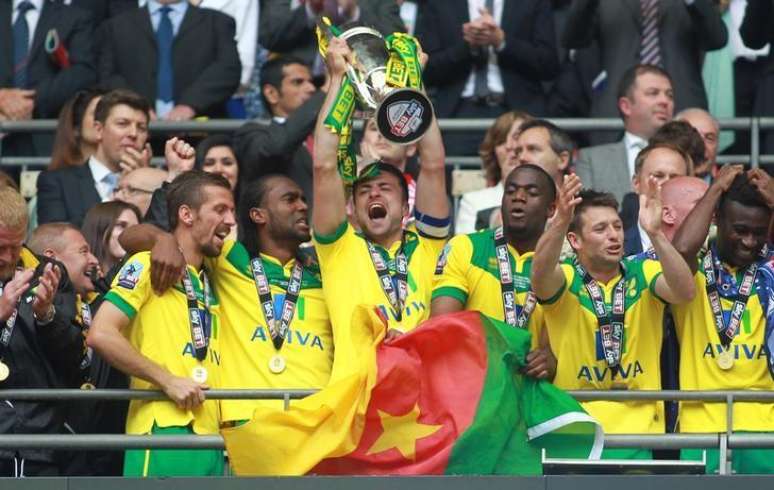 Jogadores do Norwich City levantam troféu após vitória sobre o Middlesbrough, que deu ao time o acesso à primeira divisão do Campeonato Inglês. 25/05/2015